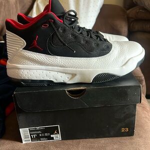 Jordan Max Aura 2 - Mens 11.5 - White/Gym Red/ Blk